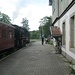 Am Bahnhof Schierke steige ich aus dem Dampfzug aus, mit dem ich von Wernigeroder gekommen bin. Der Zug ist keine reine Museumsbahn, sondern ein normales Verkehrsmittel, in dem auch das Deutschland-Ticket gilt. Parallel dazu fährt allerdings auch ein schnellerer Bus, mit weniger Gerumpel und Geschnaufe.