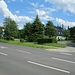 An diesem Kreisverkehr in der Ortsmitte von Elend liegt die Bushaltestelle (rechts) und der Auto-Parkplatz (hinten, hinter den gelben Schildern). De Bahnhof ist 200 m nördlich davon.