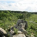 Blick von der Mauseklippe nach Süden auf niedrigere Teile des Felsens. Ich dachte, dass ich das kleine Mädchen vorne, das mit Vater und einem weiteren Geschwister unterwegs war, mit meinen Kletterkünsten beeindrucken könnte, aber sie kletterte gleich selbst auch hinauf. Überhaupt klettern kleine Kinder, trotz ihrer kurzen Arme und Beine, ganz geschickt und mit Begeisterung durch schwieriges Gelände - man merkt doch immer wieder, dass der Mensch vom Affen abstammt. Oder von Gämsen. 