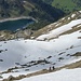 Eine Gruppe im Abstieg. In den Mulden hält sich der Schnee hartnäckig