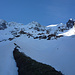 Portage auf der Mittelmoräne: im rechten Bilddrittel die bereits sonnenbetupfte Aufstiegsroute über den Oigschtchummungletscher zu P. 3350, rechts davon die schon aufgewärmten und lebendig gewordenen brüchigen Felsen zwischen Äbrizgrat und Chiehorn, und unter letzterem der "Flaschenhals" W vom Gletscherabbruch, in der Mitte P. 3342, und im linken Bilddrittel Breitlauijoch, Schulter P. 3509 und das Tagesziel Breitlauihorn