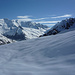 Aussicht vom samten funkelnden Plateau des Oigschtchummungletschers nach NE zu Grosshorn, Mittaghorn, Äbeni Flue, Anungrat und -chnubel, Hinteres Fiescherhorn (über der Lötschenlücke), Sattelhorn, Distlighorn, Schinhorn und Gletscherpitza