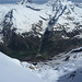 Endlich geschafft! Atemberaubender Tiefblick vom NW-Rücken von P. 3350 hinunter zu Plateau und Abbruch des Oigschtchummungletschers. Über der Fafleralp das Inners Tal mit Tschingelhorn und Lauterbrunnen Breithorn