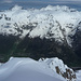 Tiefblick von P. 3350 Richtung Blatten und Fafleralp, am Horizont über Sackhorn, Birghorn und Petersgrat von links Doldenhorn, Fründenhorn, Oeschinenhorn und Blüemlisalp
