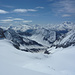 Von P. 3350 weitet sich der Blick auch nach S ins obere Baltschiedertal: über dem Üssre Baltschiedergletscher rechts das Stockhorn, links das Jägihorn, beides begehrte Klettergipfel, dazwischen u.a. Strahl-, Alpju-, Schilt- und Gärsthorn, am Horizont u.a. rechts Weissmies und links Monte Leone Gruppe