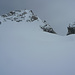 Diesige Sicht beim Aufstieg über den Üssre Baltschiedergletscher zur SW-Flanke des Breitlauihorns: rechts der vom Sattel 3473 zum S Vorgipfel ziehende S-Grat, rechts der W-Grat, dazwischen die SW-Flanke mit dem schön gefüllten Couloir zum obersten S-Grat