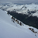 Abfahrt auf drehfreudigem Sulz über den oberen mittleren Loibinbachgletscher: gegenüber von rechts u.a. Im Tellin, Telli- und Tennbachhorn, Weritz-, Lauchern- und Hockenalp, darüber von rechts u.a. Doldenhorn, Sackhorn, Loner, Hockenhörner, Balmhorn und Rinderhorn