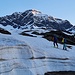 <b>Passo del San Bernardino, ore 5:50.<br />Quest’anno la neve è abbondante: è possibile calzare gli sci già ai bordi della strada del valico.</b>