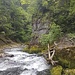 die Wand mit Abstand, etwas flussaufwärts fotografiert