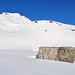 <b>Dopo 50 minuti dalla partenza pervengo al fantastico altopiano cosparso di macigni, compreso l’enorme monolito, che costituisce un ottimo punto di riferimento.</b>
