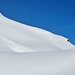 <b>Mi precedono, sparpagliati, altri scialpinisti, che mi sembrano più veloci del sottoscritto. Già, la mia preparazione allo scialpinismo in questo periodo è carente: maltempo, pericolo marcato di valanghe e altri impegni mi hanno tenuto lontano dalla neve. Sul muro che adduce alla dorsale nord del Piz Moesola, illuminato dal sole già da parecchio tempo, attorno ai 2700 m di quota la neve si è già riscaldata. Accuso un principio di zoccolo che mi affatica ulteriormente. Tengo duro e continuo con frequenti brevi soste, durante le quali recupero il fiato e scalpito per alleggerire lo sci appesantito.</b>