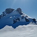 <b>Vedo due sciatori sulla rocca sommitale: sono saliti con gli sci fino a tre metri dall’omino di vetta. Io preferisco depositare gli attrezzi ad una trentina di metri dalla cima e percorrere a piedi l’ultimo tratto alla sinistra dei bastioni rocciosi, sul versante nord. </b>