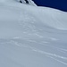 <b>Inizio la discesa in modo conservativo, in particolare sul “muro” sotto la quota 2800 m, dove le condizioni della neve non mi consentono di curvare come vorrei, in seguito, a partire dall’altopiano a circa 2500 m la neve è portante e leggermente addolcita, tanto da permettermi una sciata molto piacevole, come se fosse una vastissima pista battuta.</b>