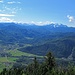 Am Gipfel angekommen gibt's Sicht auf Berchtesgadener Alpen und Loferer Steinberge...
