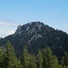 Genauere Ansicht vom Friedenrath.  Auf dem Felsabsatz links steht das Kreuz.  Im Abstieg wird auch klar warum.  Der höchste Punkt ist aber weiter rechts.