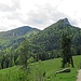 Schon beim Abstieg zur Staffn-Alm - hier wird deutlich warum das Kreuz am Friedenrath auf dem Felsvorsprung steht. ;)  Alles wie immer eine Frage der Perspektive...