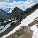 unterhalb dem Drei Kapuziner am oberen Bergweg vom Schönberg zum Sassförkle hat es noch viele steile Schneefelder zum übersteigen