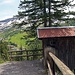 eine kleine, offene Hütte für den Wanderer am Wanderweg