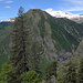 In die Ost-Flanke der Cima di Töira wurde der alte Säumerweg zwischen Olivone und Campo gehauen (auf der Foto rechts unten sieht man die Felsenpassage)