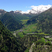 Von der Staumauer auf Campo Blenio hinab geblickt