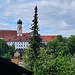 Marktoberdorf, Kirche und ehemaliges Schloss von der gegenüberliegenden Seite des Tales aus gesehen 