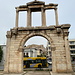 Unterwegs in Athen - Blick durch das Hadrianstor (Πύλη του Αδριανού), welches sich am Olympieion befindet. Hinten ist die Akropolis zu erahnen, vorn ein Oberleitungsbus: Athen besitzt einen der weltweit größten Obus-Betriebe.