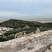 Unterwegs in Athen - Blick von der Akropolis zum benachbarten Philopappos- bzw. Musenhügel (λόφος του Φιλοπάππου). Dahinter ist im grauen Dunst auch das Meer zu erahnen.