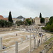 Unterwegs in Athen - Blick über einen Teil der Römischen Agora. Rechts der Bildmitte ist der achteckige Turm der Winde (Αέρηδες) zu erahnen, hinten auch der Lykabettus / Lykavittós.