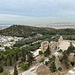 Unterwegs in Athen - Ausblick von der Akropolis über das Odeon des Herodes Atticus und den Musenhügel hinweg. Hinten dürfte die Insel Ägina zu erahnen sein (links).