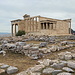 Unterwegs in Athen - Blick über die Fundamente des Alten Athena-Tempels zum Erechtheion.