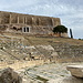 Unterwegs in Athen - Nachdem wir das Areal der Akropolis vom Südeingang her betreten haben, blicken wir hier ins Dionysostheater. Dieses gilt als wichtigstes Theater der griechischen Antike und als erstes Theater überhaupt. Wie praktisch überall auf der Akropolis - ist auch hier Bau- und andere Technik mehr oder weniger dezent in die antike Substanz integriert.