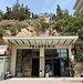 Unterwegs in Athen - Am Eingang zur Talstation des "Teleferik", der Standseilbahn. Oben ist der Gipfel des Lykabettus / Lykavittós zu erahnen.