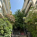 Unterwegs in Athen - Im Aufstieg zum Lykabettus / Lykavittós. Aus südlicher Richtung vom Rizari Park kommend geht's anfangs entlang der Straße, nun über Treppen.