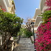 Unterwegs in Athen - Über Treppen hinauf zum Lykabettus / Lykavittós, dessen Gipfel hinten zu erahnen ist.