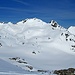 Oben angekommen ergibt sich eine schöne Sicht auf die Weitkarspitze.  Die Route dort hoch führt durch die hier sichtbare Flanke, was man auch an den Spuren ablesen kann.