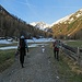 Beim Start in Haggen hat's noch keinen Schnee.  Das ändert sich aber bereits etwas weiter vorne, keine 5 Minuten später.