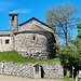 <b>In un quarto d’ora di discesa pervengo all’agglomerato di San Michele (820 m), frazione di Porto Valtravaglia, dove posso riammirare la stupenda chiesetta in stile romanico, del X-XI secolo. Sui muri esterni dell’abside si notano delle fasce di pietre a spina di pesce, tipiche della manovalanza longobarda.</b>