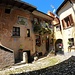 <b>“Le strade della Valcuvia conoscevano da qualche secolo la libera e fantasiosa attività degli affrescatori popolari. La passione dell’affresco poteva trapassare in una manifestazione artistica vera e propria, tale da trasformare un intero paese in una mostra capace di documentare una tecnica mai abbandonata della pittura italiana e sempre rifiorente anche fuori dalle esigenze del culto. Arcumeggia è quindi non solo un ritorno e una ripresa della tradizione artistica lombarda, ma anche la celebrazione del popolo delle Prealpi, per secoli operoso in ogni parte d’Europa”.<br />                                                                                                                                    Piero Chiara</b><br />