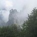 Spesso in Grignetta ho trovato queste nuvole che vanno e vengono con le guglie che si vedono e non si vedono, conferendo all’ambiente un aspetto da inferno dantesco.