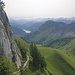 Sicht zurück auf dem Aufstiegsweg. Es ist auch der Lac de l'Hongrin und die Alp Chaude zu sehen.