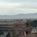 im Vordergrund das Colosseum, im Hintergrund der Apennin