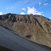 Heller Kalkschutt von der Schlicker Seespitze, dahinter der aus dunklem Kristallingestein aufgebaute Gamskogel.
