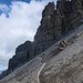 Unter steilen Felsabbrüchen führt der Steig ins Kar hinein, das zwischen Schlicker Seespitze und Riepenwand herunter zieht.
