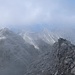 Kurzzeitig schält sich die Kette der Kalkkögel aus dem Nebel.