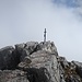 Am höchsten Punkt der Schlicker Seespitze befindet sich ein schwarzes Metallkreuz.