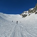 Im Kamplloch angekommen schließt sich der 300 Meter hohe Steilhang an der sich da vor uns auftut.