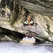Gedenkstätte in der Felsspalte
