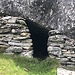 Höhle unter Felsen