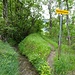Wir stossen auf die Manera. Ursprünglich wollten wir die Suone schon weiter unten betreten, fanden aber bei der Planung ein äquivalentes Foto zu diesem (von Suonenexperte [u laponia41]). Das Schild deutet darauf hin, dass es hier eher darum geht, dass jemand keine Leute auf seinem Privatgelände möchte, als um eine Sperrung wegen gefährlichen Weges.