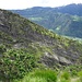 Blick auf die andere Talseite, mit der Manera Suone unten und dem Wanderweg oben.